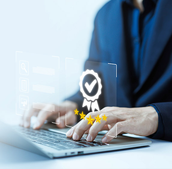 Badge de certification icone au dessus de mains et un clavier